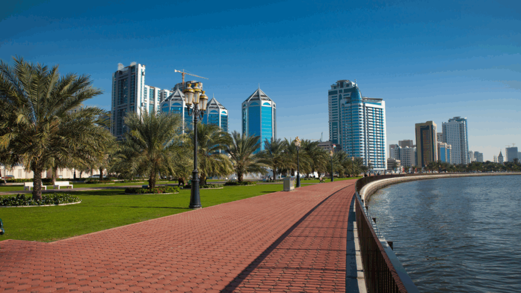 عقد عمل لمدة سنتين في الإمارات براتب 10800 درهم إماراتي